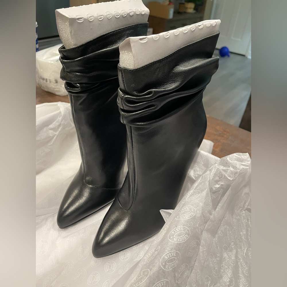 STEVE MADDEN (black) Calysta. soft  black leather booties !!